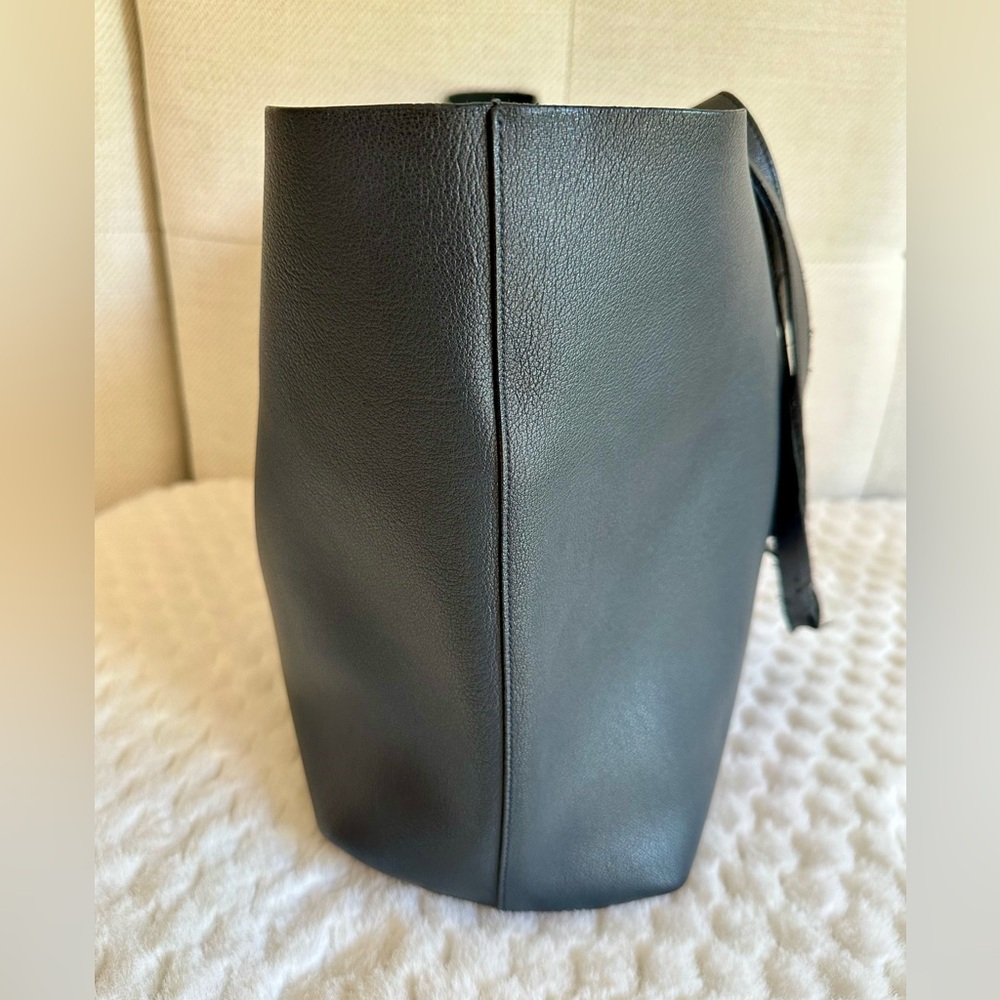 Saint Laurent Authentic Black Leather Tote W/ Pouch - Picture 5 of 11